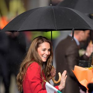 Le prince William, prince de Galles, et Catherine (Kate) Middleton, princesse de Galles, visitent le marché de Pontypridd le 26 février 2025.

Photo : Julien Burton / Bestimage