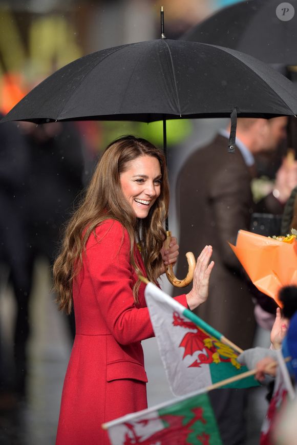 Le prince William, prince de Galles, et Catherine (Kate) Middleton, princesse de Galles, visitent le marché de Pontypridd le 26 février 2025.

Photo : Julien Burton / Bestimage