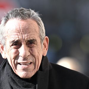 L'animateur Thierry Ardisson arrive au Conseil d'Etat, qui examine le bien-fondé des requêtes déposées par les chaînes C8 et NRJ12 contre les décisions de l'Arcom, qui les obligeront à disparaître du paysage de la TNT dans deux semaines, à Paris, France, le 14 février 2025. Photo par Eliot Blondet/ABACAPRESS.COM