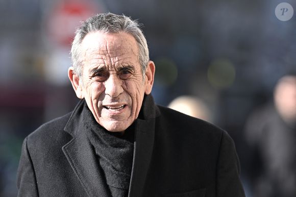 L'animateur Thierry Ardisson arrive au Conseil d'Etat, qui examine le bien-fondé des requêtes déposées par les chaînes C8 et NRJ12 contre les décisions de l'Arcom, qui les obligeront à disparaître du paysage de la TNT dans deux semaines, à Paris, France, le 14 février 2025. Photo par Eliot Blondet/ABACAPRESS.COM