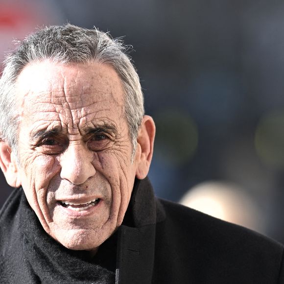 L'animateur Thierry Ardisson arrive au Conseil d'Etat, qui examine le bien-fondé des requêtes déposées par les chaînes C8 et NRJ12 contre les décisions de l'Arcom, qui les obligeront à disparaître du paysage de la TNT dans deux semaines, à Paris, France, le 14 février 2025. Photo par Eliot Blondet/ABACAPRESS.COM