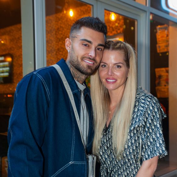 Elle a justifié ce choix en déclarant : "Franchement j'ai tout donné, même mon divorce, je ne peux pas faire pire !".

Exclusif - Thibault Garcia et sa femme Jessica Thivenin lors de la soirée " Come Chill with Booba " au bar Le Tube à Dubaï le 21 octobre 2021. © Nicolas Briquet / Bestimage