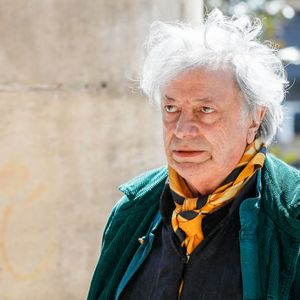 Hervé Vilard (René Villard) - Arrivées aux obsèques de l'humoriste et comédien Claude Véga en l'église Notre-Dame-de-Lorette à Paris, France, le 22 avril 2022. © Christophe Clovis/Bestimage