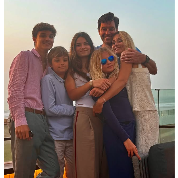 La petite tribu a finalement pris ses quartiers à Lacanau pour profiter du grand air.

Elodie Gossuin et Bertrand Lacherie parents de deux paires de jumeaux : Rose et Jules ainsi que Joséphine et Léonard.