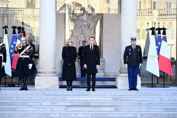 Le président Emmanuel Macron et sa femme Brigitte Macron participent à une minute de silence, au palais de l'Elysée, en hommage aux victimes du cyclone Chido à Mayotte le 23 décembre 2024.

© Eric Tschaen / Pool / Bestimage