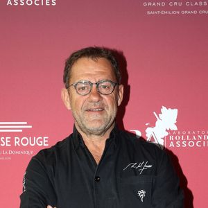 Michel Sarran accorde une grande importance à la décoration, avec des objets ayant une signification personnelle.

Michel Sarran, chef étoilé du restaurant "Michel Sarran" à Toulouse - "Primeurs Etoilés" au restaurant La Terrasse Rouge au Château La Dominique à Saint Emilion, Gironde, France. © Jean-Marc Lhomer/Bestimage