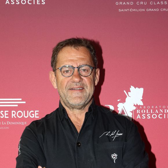 Michel Sarran accorde une grande importance à la décoration, avec des objets ayant une signification personnelle.

Michel Sarran, chef étoilé du restaurant "Michel Sarran" à Toulouse - "Primeurs Etoilés" au restaurant La Terrasse Rouge au Château La Dominique à Saint Emilion, Gironde, France. © Jean-Marc Lhomer/Bestimage