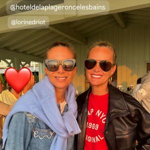 Dans une autre story, on aperçoit Laeticia tout sourire aux côtés d’une amie, signe d’une ambiance conviviale et détendue.

Laeticia Hallyday partage ses vacances en story Instagram