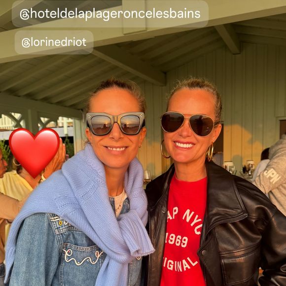 Dans une autre story, on aperçoit Laeticia tout sourire aux côtés d’une amie, signe d’une ambiance conviviale et détendue.

Laeticia Hallyday partage ses vacances en story Instagram