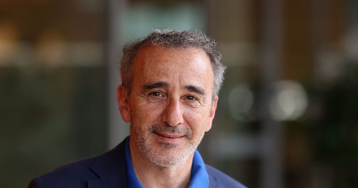 Elie Semoun évoque son quotidien de papa d'un bébé de 3 mois : de retour sur scène, comment gère-t-il aussi sa vie de famille ?