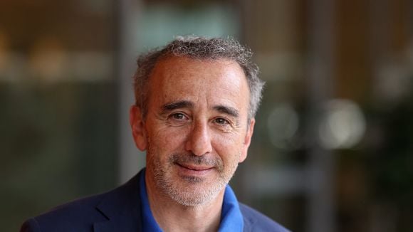 Elie Semoun évoque son quotidien de papa d'un bébé de 3 mois : de retour sur scène, comment gère-t-il aussi sa vie de famille ?