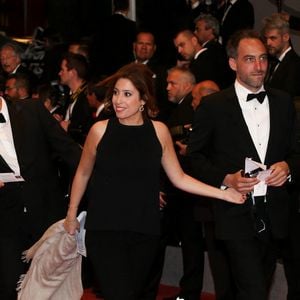 Comme l’a révélé Libération dans un portrait publié le 24 juillet 2025, ce logement n’est autre que l’ancien domicile de ses parents, le philosophe André Glucksmann et son épouse Françoise, dite "Fanfan", aujourd’hui tous deux décédés.

Raphael Glucksmann et Léa Salamé assistent à la première de 'Redoubtable (Le Redoutable)' lors de la 70e édition du Festival de Cannes au Palais des Festivals le 21 mai 2017 à Cannes, France. Photo par Shootpix/ABACAPRESS.COM