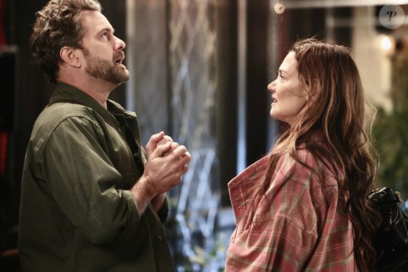 New York, NY Katie Holmes et Josh Jackson partagent un moment de tendresse lors du tournage de la trilogie "Happy Hour". 
Backgrid USA / Bestimage
