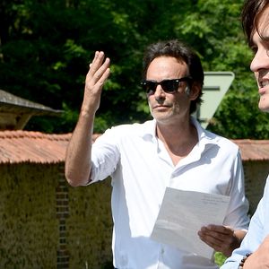 Anthony Delon et son demi-frère Alain-Fabien découvrent les hommages devant les grilles de la propriété de Douchy, quelques heures avant les obsèques de leur père, A.Delon, le 24 août 2024. © Agence / Bestimage