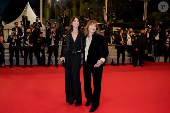 Jane Birkin (habillée en Céline) et sa fille Charlotte Gainsbourg - Montée des marches du film «Jane par Charlotte» lors du 74ème Festival International du Film de Cannes. Le 7 juillet 2021

© Borde-Jacovides-Moreau / Bestimage