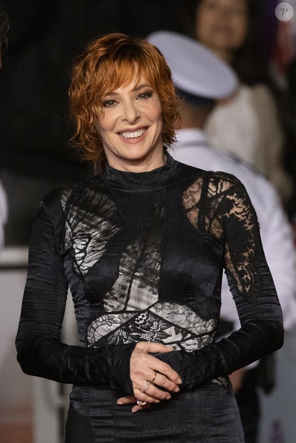 Durant sa carrière, le plasticien a collaboré avec les plus grands dont Mylène Farmer en 2012 pour son clip "À l'ombre" pour lequel il a créé l'univers visuel. 

Mylène Farmer - Montée des marches du film " Dalloway " lors du 78ème Festival International du Film de Cannes, au Palais des Festivals à Cannes. Le 15 mai 2025
© Jacovides-Moreau / Bestimage