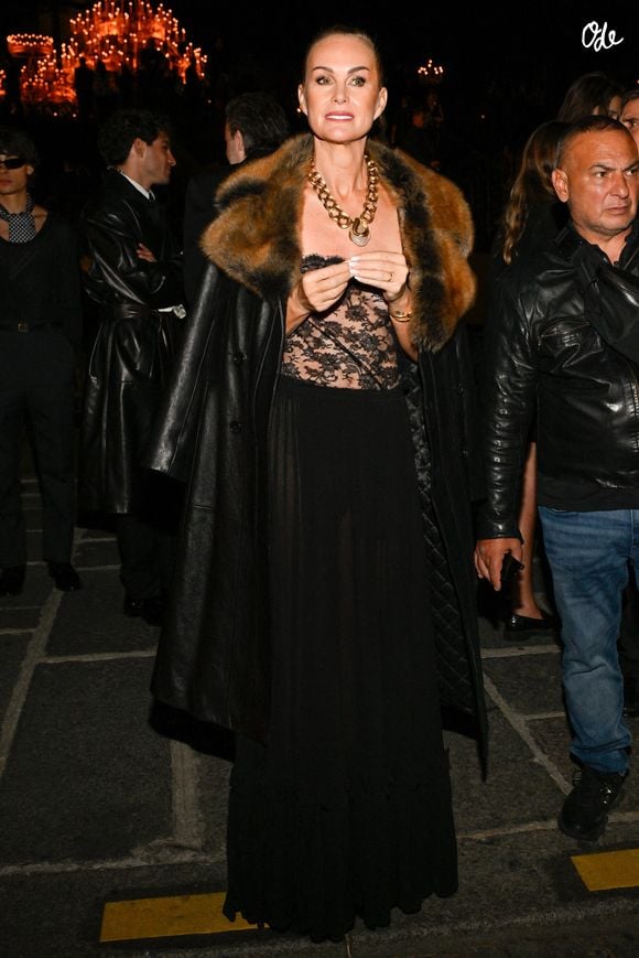 Laeticia Hallyday à la sortie du défilé Saint Laurent lors de la Fashion Week de Paris, à Paris, en France, le 29 septembre 2026. Photo : Julien Reynaud/APS-Medias/ABACAPRESS.COM