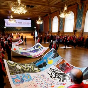 La princesse Stéphanie de Monaco et sa fille Camille Gottlieb assistent au déploiement des courtepointes à l'occasion de la journée mondiale de lutte contre le SIDA avec Fight Aids Monaco au musée océanographique de Monaco le 1er décembre 2025. @Jean-François Ottonello / Nice Matin / Bestimage