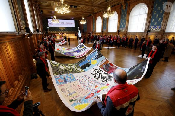 La princesse Stéphanie de Monaco et sa fille Camille Gottlieb assistent au déploiement des courtepointes à l'occasion de la journée mondiale de lutte contre le SIDA avec Fight Aids Monaco au musée océanographique de Monaco le 1er décembre 2025. @Jean-François Ottonello / Nice Matin / Bestimage