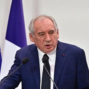 Le Premier ministre français François Bayrou et de membres du gouvernement lors d'une conférence de presse dans le cadre du comité d'alerte budgétaire, avec le défi de trouver 40 milliards d'euros d'économies d'ici 2026, au bâtiment Ségur, à Paris, France, le 15 avril 2025. © Christian Liewig/Bestimage