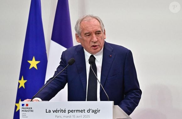 Le Premier ministre français François Bayrou et de membres du gouvernement lors d'une conférence de presse dans le cadre du comité d'alerte budgétaire, avec le défi de trouver 40 milliards d'euros d'économies d'ici 2026, au bâtiment Ségur, à Paris, France, le 15 avril 2025. © Christian Liewig/Bestimage