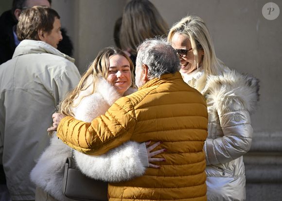Celine Leclercq, fille d'Evelyne Leclercq et sa petite-fille Ondine lors de la cérémonie des obsèques de la présentatrice de télévision Evelyne Leclercq à la cathédrale Sainte-Réparate de Nice, France, le 13 janvier 2026. Elle est décédée le 30 décembre 2025 (à l'âge de 74 ans) à Grasse. Photo par Laurent Coust/ABACAPRESS.COM