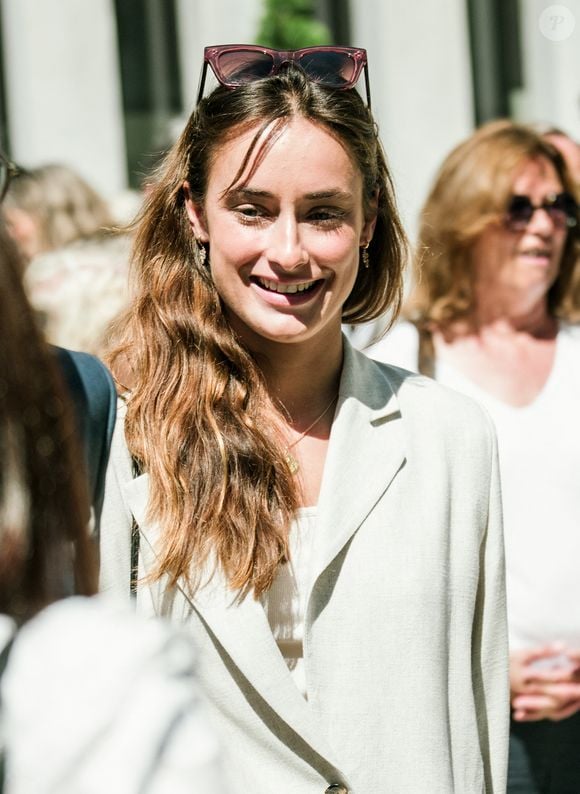 Alors que les enfants Delon étaient invités à l'inauguration du parvis Alain Delon au coeur du Campus Georges Méliès de Cannes, c'est Liv Delon la fille cadette d'Anthony qui est venue en présence du maire de la ville, David Lisnard, à Cannes, France, le 22 mai 2026.  © Sam Delpech/Bestimage