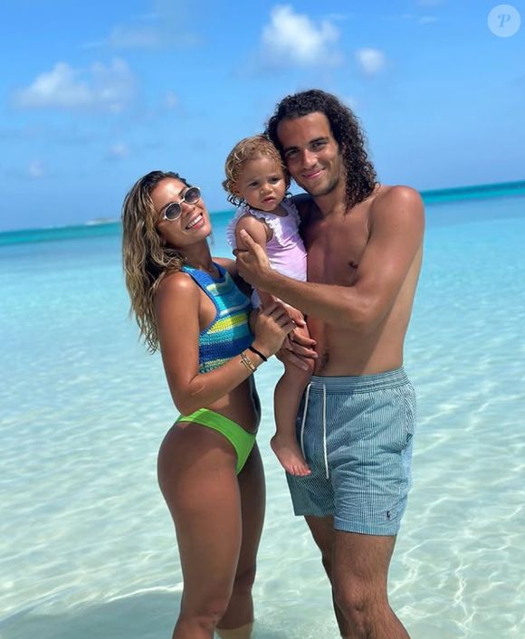 Toutefois, la star du ballon rond n'a pas précisé où ils ont orchestré leurs festivités ! "Mr & Mrs Guendouzi - For ever", a simplement le célèbre sportif sur Instagram.

Mattéo Guendouzi et son épouse Maëlle (Capture d'écran Instagram) - 2023
