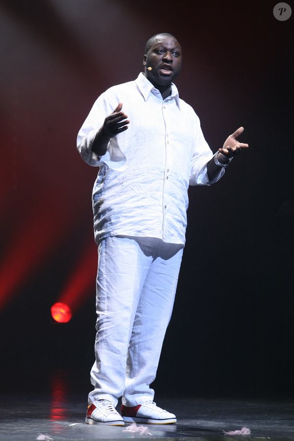 Mouss Diouf se produit en direct lors d'un show case au Théâtre du Gymnase à Paris, France, le 23 février 2009. Photo par Denis Guignebourg/ABACAPRESS.COM