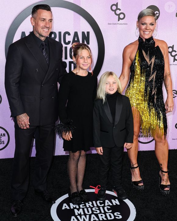Carey Hart, Willow Hart, Jameson Hart, Pink, P!nk, Alecia Beth Moore Hart - 50ème cérémonie des American Music Awards à Los Angeles, le 20 novembre 2022.
Backgrid USA / Bestimage