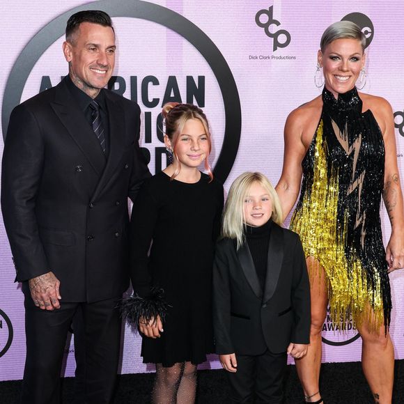 Carey Hart, Willow Hart, Jameson Hart, Pink, P!nk, Alecia Beth Moore Hart - 50ème cérémonie des American Music Awards à Los Angeles, le 20 novembre 2022.
Backgrid USA / Bestimage