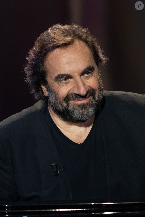 Exclusif - André Manoukian lors de l'enregistrement de l'émission "La Boîte à secrets", présentée par F.Bollaert et diffusée le 16 janvier 2026 sur France 3, dans les studios du Lendit à Saint-Denis, France, le 16 décembre 2025. © Cyril Moreau/Bestimage