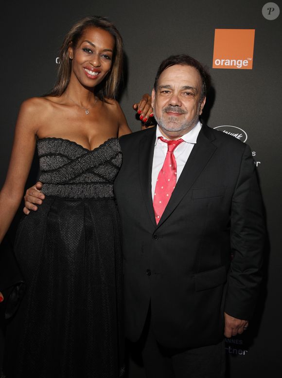 Didier Bourdon et sa femme Marie-Sandra Badini au photocall de la soirée "Orange" sur la plage de l'hôtel Majectic lors du 72ème Festival International du Film de Cannes, le 18 mai 2019. © Denis Guignebourg/Bestimage