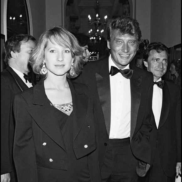 Archives - Johnny Hallyday et Nathalie Baye en soirée pendant le Festival de Cannes en 1984. (ANGELI-RINDOFF / BESTIMAGE).