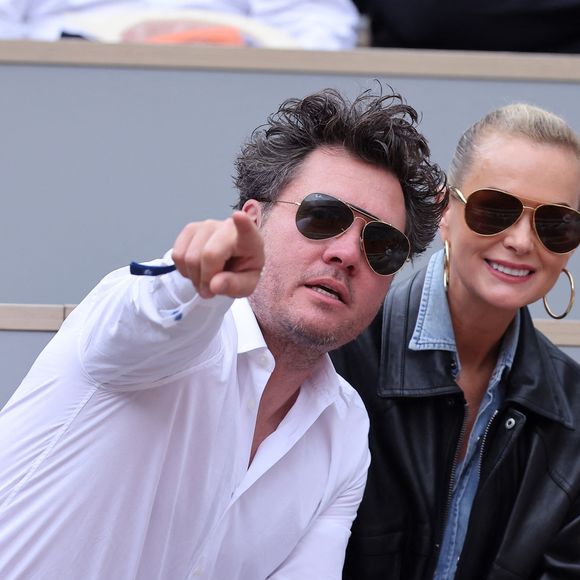 Laeticia Hallyday et son compagnon Frédéric Suant très amoureux dans les tribunes lors des Internationaux de France de Tennis de Roland Garros 2025, à Paris, France, le 26 mai 2025. © Jacovides-Moreau/Bestimage