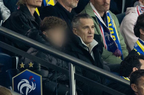 Guillaume Canet et ses enfants Marcel et Louise dans les tribunes du match de qualification de la Coupe du monde 2026 entre la France contre l'Ukraine (4-0) au Parc des Princes à Paris le 13 novembre 2025. © Cyril moreau/Bestimage