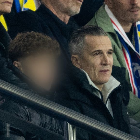 Guillaume Canet et ses enfants Marcel et Louise dans les tribunes du match de qualification de la Coupe du monde 2026 entre la France contre l'Ukraine (4-0) au Parc des Princes à Paris le 13 novembre 2025. © Cyril moreau/Bestimage