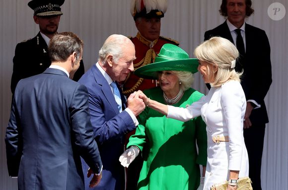 Le roi Charles III d'Angleterre, Camilla Parker Bowles, reine consort d'Angleterre, le prince William, prince de Galles, et Catherine (Kate) Middleton, princesse de Galles, accueillent le couple présidentiel français le président Emmanuel Macron et sa femme la Première Dame Brigitte Macron sur Datchet road à Windsor, Royaume Uni, le 8 juillet 2025. À l'invitation de Leurs Majestés le roi et la reined'Angleterre, le président français et sa femme effectueront une visite d'État au Royaume-Uni du 8 au 10 juillet 2025. Le président et la Première Dame se rendent au Royaume-Uni pour la première fois en visite d'État française depuis 17 ans. Ils séjourneront au château de Windsor, accueillis par le roi et la reine d'Angleterre, et un banquet y sera organisé en leur honneur. Les Macron visiteront l'Imperial College, et le président s'adressera au Parlement pendant son séjour. © Dominique Jacovides/Bestimage