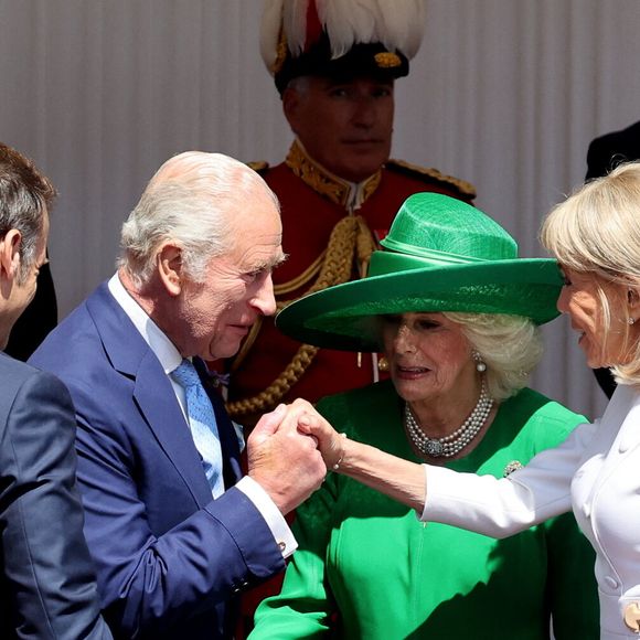 Le roi Charles III d'Angleterre, Camilla Parker Bowles, reine consort d'Angleterre, le prince William, prince de Galles, et Catherine (Kate) Middleton, princesse de Galles, accueillent le couple présidentiel français le président Emmanuel Macron et sa femme la Première Dame Brigitte Macron sur Datchet road à Windsor, Royaume Uni, le 8 juillet 2025. À l'invitation de Leurs Majestés le roi et la reined'Angleterre, le président français et sa femme effectueront une visite d'État au Royaume-Uni du 8 au 10 juillet 2025. Le président et la Première Dame se rendent au Royaume-Uni pour la première fois en visite d'État française depuis 17 ans. Ils séjourneront au château de Windsor, accueillis par le roi et la reine d'Angleterre, et un banquet y sera organisé en leur honneur. Les Macron visiteront l'Imperial College, et le président s'adressera au Parlement pendant son séjour. © Dominique Jacovides/Bestimage