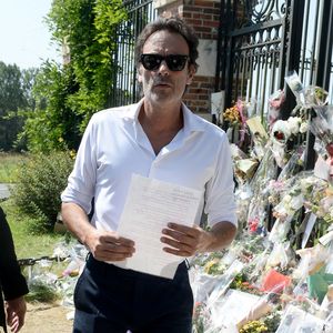 Anthony Delon et son demi-frère Alain-Fabien découvrent les hommages devant les grilles de la propriété de Douchy, quelques heures avant les obsèques de leur père, A.Delon, le 24 août 2024. Décédé le 18 août 2024, l'acteur a rendu son dernier souffle, entouré des siens dans sa propriété de Douchy, où il sera inhumé, le 24 août 2024 vers 17 heures dans une chapelle, construite il y a une vingtaine d'années.