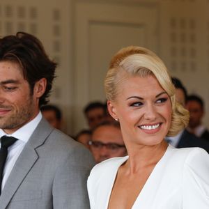 Exclusif - Katrina Patchett et Valentin D'Hoore à la mairie - Mariage de Katrina Patchett et Valentin D'Hoore vendredi à 14 h à la mairie de Linselles dans les Hauts-de-France suivi d'une cérémonie civile d'échange d'anneaux, dont le maître de cérémonie était Maxime Dereymez, dans l'orangerie du château du Biez à Pecq en Belgique le 1er septembre 2017. © Philippe Doignon/Bestimage

Crédits obligatoires :
Valentin D'Hoore habillé par Hugo Boss
Katrina Patchett en robe Costarellos et chaussures Louboutin
Coiffure : Alexandra Dieu pour Vog coiffure
Maquillage : Marie Laure Thanneur