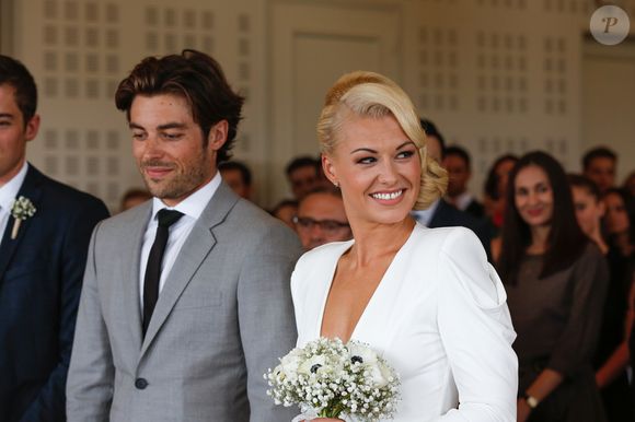 Exclusif - Katrina Patchett et Valentin D'Hoore à la mairie - Mariage de Katrina Patchett et Valentin D'Hoore vendredi à 14 h à la mairie de Linselles dans les Hauts-de-France suivi d'une cérémonie civile d'échange d'anneaux, dont le maître de cérémonie était Maxime Dereymez, dans l'orangerie du château du Biez à Pecq en Belgique le 1er septembre 2017. © Philippe Doignon/Bestimage

Crédits obligatoires :
Valentin D'Hoore habillé par Hugo Boss
Katrina Patchett en robe Costarellos et chaussures Louboutin
Coiffure : Alexandra Dieu pour Vog coiffure
Maquillage : Marie Laure Thanneur