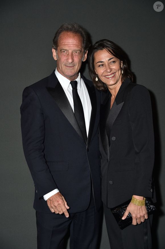 comme la mer qui déborde" mais aussi sa compagne Cécile Duffau. 

Vincent Lindon, président du jury, et sa compagne Cécile Duffau - Photocall de la soirée "Women In Motion" par Kering au Château de la Castre lors du 75ème Festival International du Film de Cannes. Le 22 mai 2022
© Olivier Borde / Bestimage