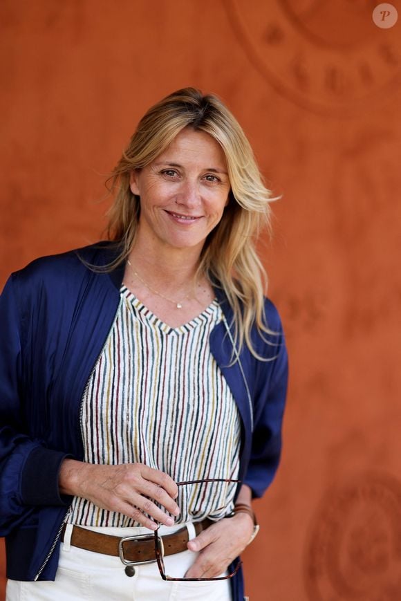 Cette petite attention numérique vient nous rappeler à quel point Sarah Poniatowski est proche de ses trois enfants (Yasmine, Roman et Milo), nés de son ancienne union avec le chanteur Marc Lavoine.

Sarah Poniatowski au village lors des Internationaux de France de Tennis de Roland Garros 2023. Paris, le 7 juin 2023.
© Jacovides / Moreau / Bestimage