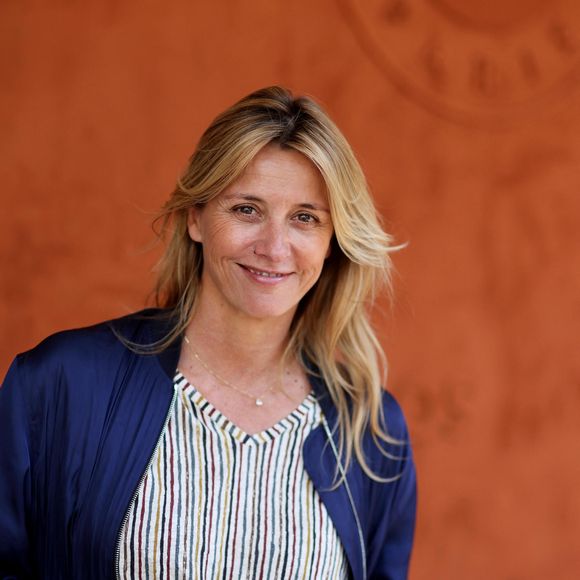 Cette petite attention numérique vient nous rappeler à quel point Sarah Poniatowski est proche de ses trois enfants (Yasmine, Roman et Milo), nés de son ancienne union avec le chanteur Marc Lavoine.

Sarah Poniatowski au village lors des Internationaux de France de Tennis de Roland Garros 2023. Paris, le 7 juin 2023.
© Jacovides / Moreau / Bestimage