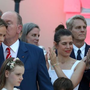 Alexandra de Hanovre, Charlotte Casiraghi, Balthazar Casiraghi-Rassam, le Prince Albert II de Monaco, le Prince Jacques Grimaldi, la Princesse Gabriella Grimaldi, la Princesse Charlène de Monaco, Tatiana Santo Domingo lors de la célébration des 20 ans de règne du Prince Albert II de Monaco, sur la place du Palais à Monte-Carlo, Monaco, le 19 juillet 2025. Cyril Dodergny/Nice Matin/Bestimage