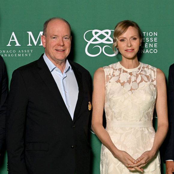 Le prince Albert II de Monaco et la princesse Charlene lors du 19ème trou de golf de la Princess of Monaco Cup 2025 dans les Jardins des Boulingrins, Place du Casino à Monaco le 16 septembre 2025. © Bruno Bebert / Bestimage