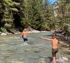 Ce dernier a partagé sur Instagram des images de leur fils Tom (9 ans) en pleine baignade avec des amis.

Thierry Peythieu partage une vidéo de son fils Tim, né de sa relation passée avec Ingrid Chauvin, en vacances.