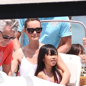 GILBERT COULLIER, LAETICIA ET JADE HALLYDAY - JOHNNY HALLYDAY EST ARRIVE EN FAMILLE SUR LA PLAGE TAHITI A SAINT-TROPEZ, LE 20 JUILLET 2012