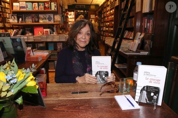 Pour lui rendre hommage, cette dernière a d'ailleurs crée la Fondation FXB en 1989, aux initiales de ce dernier !

Exclusif - La Comtesse Albina du Boisrouvray (cousine du Prince Rainier de Monaco) dédicace son livre "le courage de vivre" à la librairie  Galignani à Paris, France, le 8 Mars 2022. Bertrand Rindoff/Bestimage